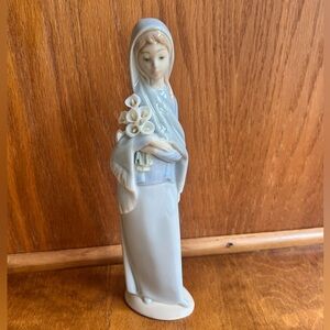 Lladro "Girl with Flowers" #4650 Girl in Scarf Holding Calla Lilly